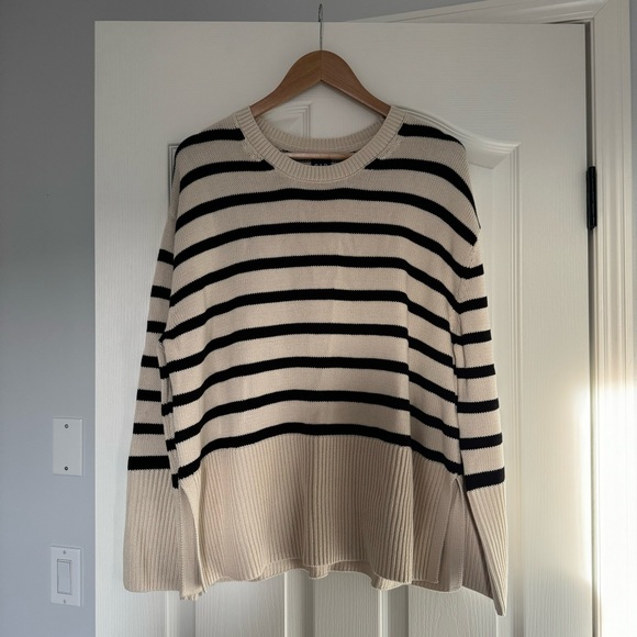 NWT Gap 24/7 Split-Hem Crewneck Sweater size M - Picture 3 of 9